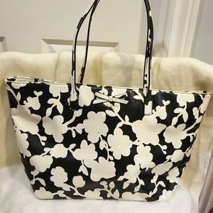 KATE SPADE FLORAL Tote printed black and white floral print zipper closure